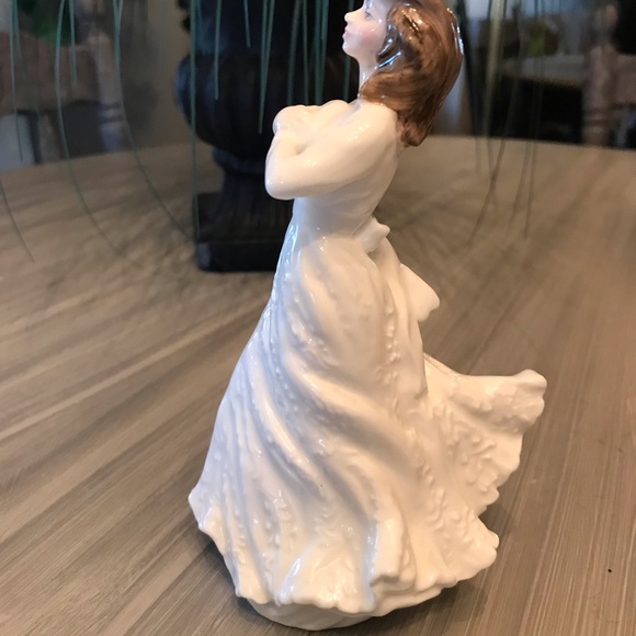 ROYAL DOULTON "FORGET-ME-NOT" PORCELAIN FIGURINE HN3388 ENGLAND. - Picture 4 of 5